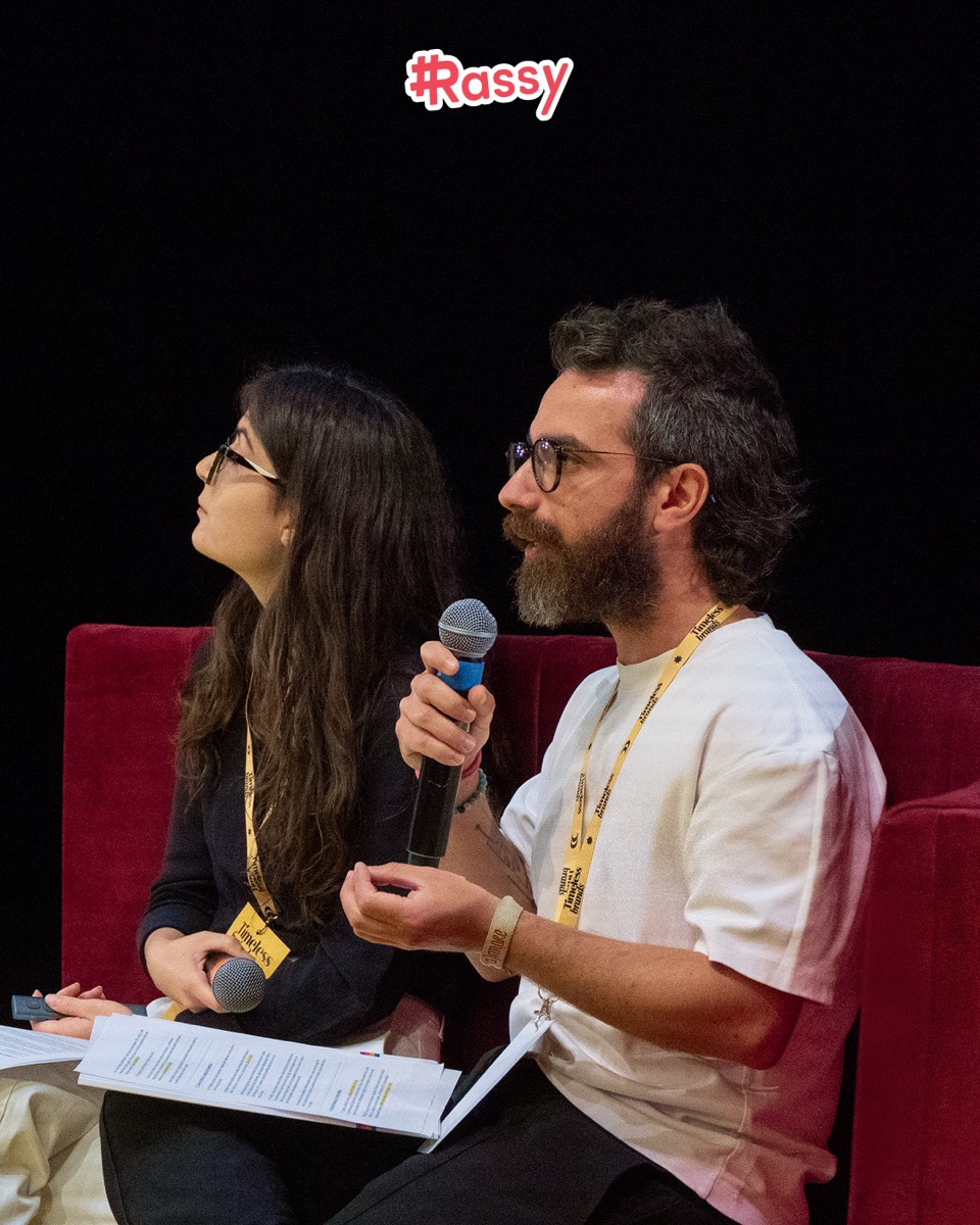 Benny Procopio ed Erica Vailati durante l'atto sui combustibili fossili