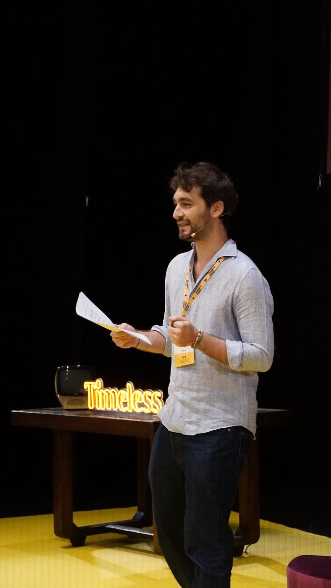 Federico Graziani apre la serata sul palco, accanto all'insegna Timeless