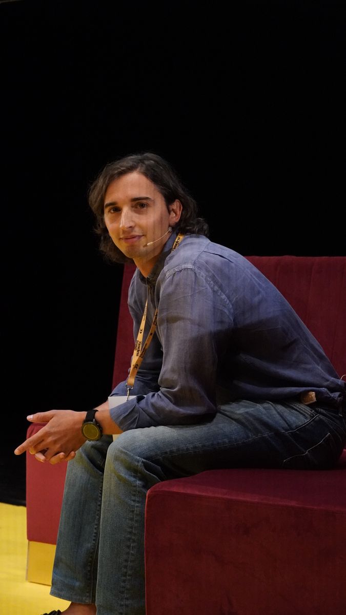 Giovanni De Nardis sul palco durante l'atto sulle scelte energetiche